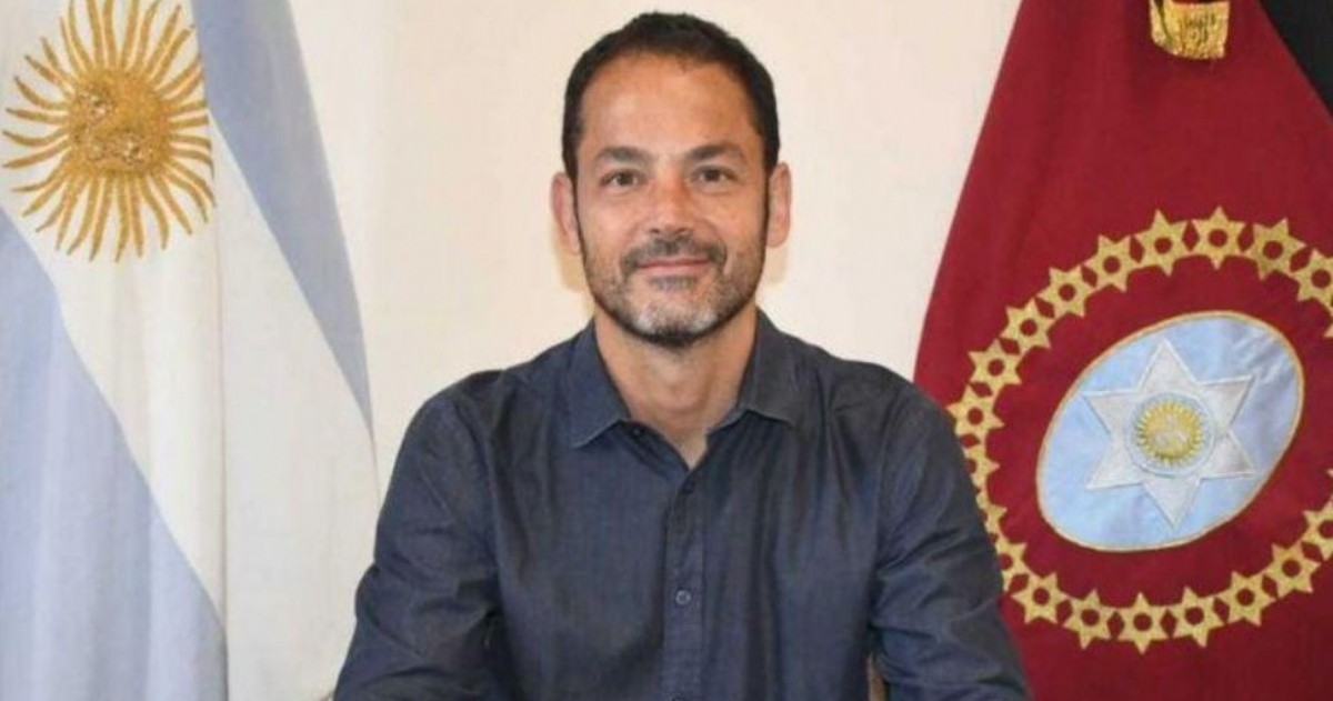 El intendente llegó al comercio tras ver un video en WhatsApp y resaltó la iniciativa de dos socios de 28 y 26 años que abrieron su primer emprendimiento de pizzas y panchos en pleno centro.